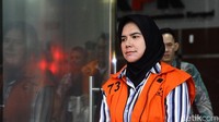 Mantan Ketua Kadin Kalimantan Timur Dayang Donna Walfiares Tania berjalan usai menjalani pemeriksaan di Gedung Merah Putih KPK, Jakarta, Jumat (24/10/2025). KPK melakukan pemeriksaan lanjutan terhadap putri dari mantan Gubernur Kaltim Awang Faroek Ishak tersebut sebagai tersangka dalam kasus dugaan suap penerbitan Izin Usaha Pertambangan (IUP) di Kalimantan Timur untuk 6 IUP milik tersangka Rudy Ong Chandra dengan nilai suap mencapai Rp3,5 miliar. Mantan Ketua Kadin Kalimantan Timur Dayang Donna Walfiares Tania berjalan usai menjalani pemeriksaan di Gedung Merah Putih KPK, Jakarta, Jumat (24/10/2025). KPK melakukan pemeriksaan lanjutan terhadap putri dari mantan Gubernur Kaltim Awang Faroek Ishak tersebut sebagai tersangka dalam kasus dugaan suap penerbitan Izin Usaha Pertambangan (IUP) di Kalimantan Timur untuk 6 IUP milik tersangka Rudy Ong Chandra dengan nilai suap mencapai Rp3,5 miliar.