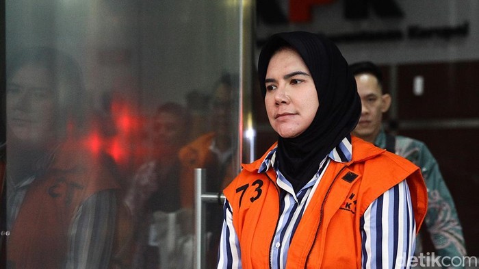 Sederet Tersangka Diperiksa KPK, dari Kasus IUP Kaltim hingga TPPU Nurhadi Mantan Ketua Kadin Kalimantan Timur Dayang Donna Walfiares Tania berjalan usai menjalani pemeriksaan di Gedung Merah Putih KPK, Jakarta, Jumat (24/10/2025). KPK melakukan pemeriksaan lanjutan terhadap putri dari mantan Gubernur Kaltim Awang Faroek Ishak tersebut sebagai tersangka dalam kasus dugaan suap penerbitan Izin Usaha Pertambangan (IUP) di Kalimantan Timur untuk 6 IUP milik tersangka Rudy Ong Chandra dengan nilai suap mencapai Rp3,5 miliar.