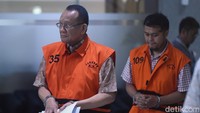 Tersangka kasus dugaan tindak pidana pencucian uang (TPPU) di lingkungan Mahkamah Agung (MA), Nurhadi berjalan menuju mobil tahanan usai menjalani pemeriksaan di Gedung Merah Putih KPK, Jakarta, Jumat (24/10/2025). Mantan Sekretaris MA yang sebelumnya sempat bebas bersyarat usai divonis enam tahun penjara dalam kasus suap pengurusan perkara di Mahkamah Agung itu kembali diperiksa untuk perkara TPPU. Tersangka kasus dugaan tindak pidana pencucian uang (TPPU) di lingkungan Mahkamah Agung (MA), Nurhadi berjalan menuju mobil tahanan usai menjalani pemeriksaan di Gedung Merah Putih KPK, Jakarta, Jumat (24/10/2025). Mantan Sekretaris MA yang sebelumnya sempat bebas bersyarat usai divonis enam tahun penjara dalam kasus suap pengurusan perkara di Mahkamah Agung itu kembali diperiksa untuk perkara TPPU.