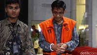 Tersangka kasus dugaan pemerasan dan penerimaan gratifikasi pengurusan Rencana Penggunaan Tenaga Kerja Asing (RPTKA) di Kementerian Ketenagakerjaan (Kemnaker) Gatot Widiartono berjalan menuju mobil tahanan usai menjalani pemeriksaan di Gedung Merah Putih KPK, Jakarta, Jumat (24/10/2025). KPK melakukan pemeriksaan terhadap Koordinator Bidang Analisis dan Pengendalian Tenaga Kerja Asing Direktorat Pengendalian Penggunaan Tenaga Kerja Asing Kemnaker tahun 2021-2025 Gatot Widiartono dalam kasus dugaan pemerasan dan penerimaan gratifikasi terkait pengurusan RPTKA di Kemnaker. Tersangka kasus dugaan pemerasan dan penerimaan gratifikasi pengurusan Rencana Penggunaan Tenaga Kerja Asing (RPTKA) di Kementerian Ketenagakerjaan (Kemnaker) Gatot Widiartono berjalan menuju mobil tahanan usai menjalani pemeriksaan di Gedung Merah Putih KPK, Jakarta, Jumat (24/10/2025). KPK melakukan pemeriksaan terhadap Koordinator Bidang Analisis dan Pengendalian Tenaga Kerja Asing Direktorat Pengendalian Penggunaan Tenaga Kerja Asing Kemnaker tahun 2021-2025 Gatot Widiartono dalam kasus dugaan pemerasan dan penerimaan gratifikasi terkait pengurusan RPTKA di Kemnaker.