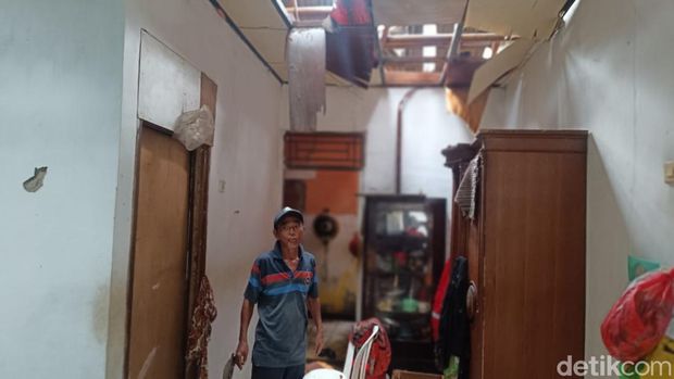 Sejumlah rumah di Desa Bojonggede, Kecamatan Bojonggede, Bogor, Jawa Barat, rusak akibat diterjang puting beliung. Rumah rusak pada bagian atap dan plafon. (Rizky AM/detikcom)