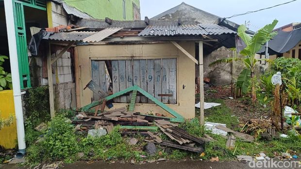 Sejumlah rumah di Desa Bojonggede, Kecamatan Bojonggede, Bogor, Jawa Barat, rusak akibat diterjang puting beliung. Rumah rusak pada bagian atap dan plafon. (Rizky AM/detikcom) Sejumlah rumah di Desa Bojonggede, Kecamatan Bojonggede, Bogor, Jawa Barat, rusak akibat diterjang puting beliung. Rumah rusak pada bagian atap dan plafon. (Rizky AM/detikcom)