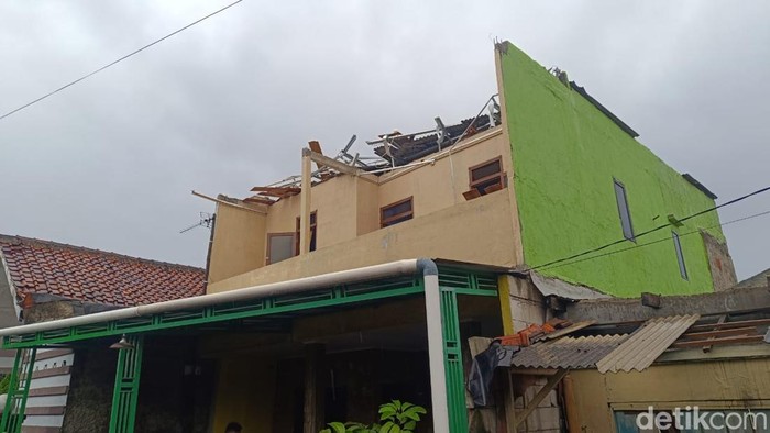 Sejumlah rumah di Desa Bojonggede, Kecamatan Bojonggede, Bogor, Jawa Barat, rusak akibat diterjang puting beliung. Rumah rusak pada bagian atap dan plafon. (Rizky AM/detikcom)