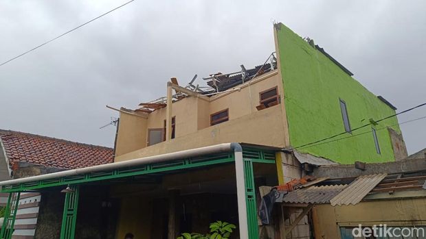 Sejumlah rumah di Desa Bojonggede, Kecamatan Bojonggede, Bogor, Jawa Barat, rusak akibat diterjang puting beliung. Rumah rusak pada bagian atap dan plafon. (Rizky AM/detikcom) Sejumlah rumah di Desa Bojonggede, Kecamatan Bojonggede, Bogor, Jawa Barat, rusak akibat diterjang puting beliung. Rumah rusak pada bagian atap dan plafon. (Rizky AM/detikcom)
