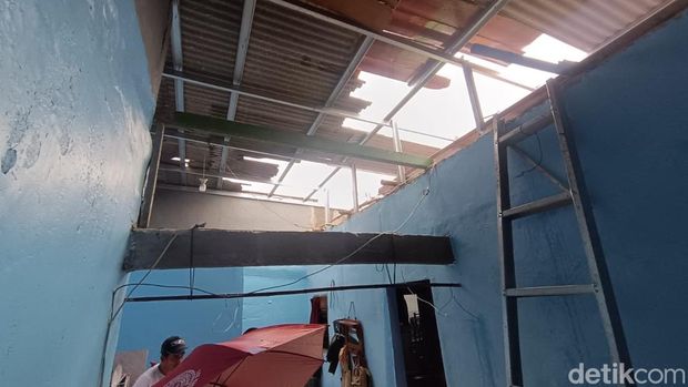Sejumlah rumah di Desa Bojonggede, Kecamatan Bojonggede, Bogor, Jawa Barat, rusak akibat diterjang puting beliung. Rumah rusak pada bagian atap dan plafon. (Rizky AM/detikcom)