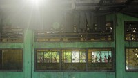 Kondisi ini membuat proses belajar mengajar sering terganggu dan tidak berjalan optimal. ANTARA FOTO/Mega Tokan Kondisi ini membuat proses belajar mengajar sering terganggu dan tidak berjalan optimal. ANTARA FOTO/Mega Tokan