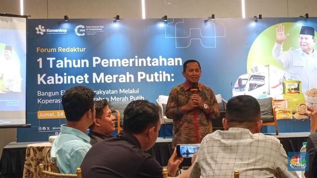 Sekretaris Kementerian Koperasi, Ahmad Zabadi dalam Forum Redaksi ‘1 Tahun Pemerintahan Kabinet Merah Putih’ di Jakarta, Jumat (24/10/2025). Sekretaris Kementerian Koperasi, Ahmad Zabadi dalam Forum Redaksi ‘1 Tahun Pemerintahan Kabinet Merah Putih’ di Jakarta, Jumat (24/10/2025). (CNBC Indonesia/Martyasari Rizky)