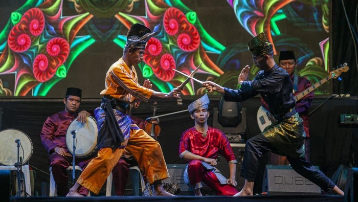 Semarak Kenduri Warisan Budaya Tak Benda di Batam, Angkat Tradisi Melayu Seniman menampilkan pertunjukan Makyong pada malam Kenduri Warisan Budaya Tak Benda (WBTB) di Batam, Kepulauan Riau, Kamis (23/10/2025). Kegiatan yang diselengarakan Balai Pelestarian Kebudayaan wilayah Riau-Kepri tersebut diikuti berbagai komunitas kesenian untuk melestarikan tradisi serta memperkenalkan warisan budaya tak benda kepada generasi muda. ANTARA FOTO/Teguh Prihatna