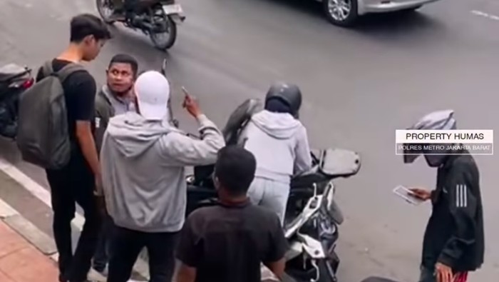 Seorang pemotor perempuan dihadang debt collector di jalanan Cengkareng, Jakbar. Motor perempuan tersebut pun coba direbut debt collector. (dok IG @polres_jakbar)