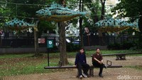 Selain menjadi ajang apresiasi seni, kegiatan ini juga memberikan pengalaman visual berbeda bagi pengunjung yang berkunjung untuk berolahraga, bersantai, atau sekadar berjalan menikmati suasana taman.