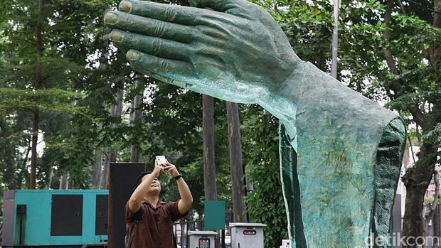 Tebet Eco Park kembali menghadirkan suasana baru bagi warga Ibu Kota yang ingin mengisi akhir pekan dengan aktivitas yang menyenangkan sekaligus berwawasan seni. Mulai pekan ini, ruang terbuka hijau tersebut menjadi lokasi digelarnya pameran seni rupa bertajuk Jakarta Artmosphere 2025 yang berlangsung hingga 26 Oktober 2025.
