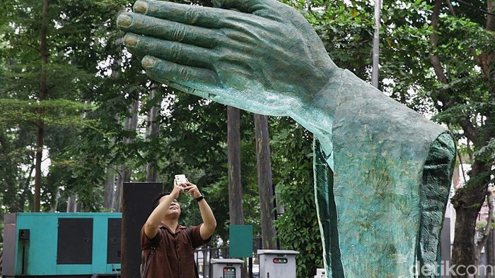 Serbu Tebet Eco Park Akhir Pekan Ini, Pameran Seni Keren Bisa Dinikmati Gratis Tebet Eco Park kembali menghadirkan suasana baru bagi warga Ibu Kota yang ingin mengisi akhir pekan dengan aktivitas yang menyenangkan sekaligus berwawasan seni. Mulai pekan ini, ruang terbuka hijau tersebut menjadi lokasi digelarnya pameran seni rupa bertajuk Jakarta Artmosphere 2025 yang berlangsung hingga 26 Oktober 2025.