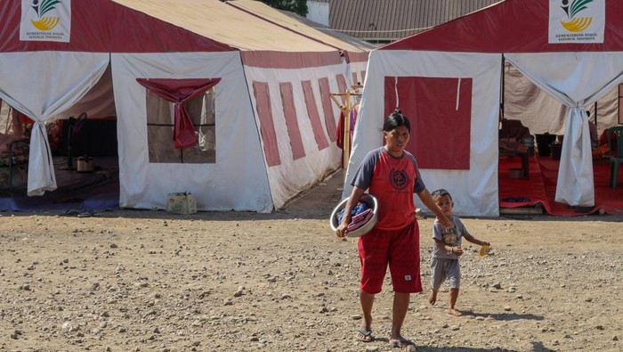 Setahun di Tenda, Pengungsi Lewotobi Belum Direlokasi Pengungsi bencana erupsi Gunung Lewotobi Laki-laki duduk di dalam tenda pengungsian Pos Lapangan Konga, Desa Konga, Flores Timur, Nusa Tenggara Timur, Rabu (22/10/2025). Sebanyak 1.229 warga penyintas bencana erupsi Gunung Lewotobi Laki-laki bertahan di tenda-tenda pengungsian selama hampir setahun terakhir di tiga titik karena pembangunan hunian sementara untuk mereka belum kunjung tuntas sehingga mereka belum bisa direlokasi ke tempat yang lebih layak. ANTARA FOTO/Mega Tokan/app/tom.