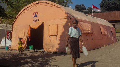 Pengungsi bencana erupsi Gunung Lewotobi Laki-laki duduk di dalam tenda pengungsian Pos Lapangan Konga, Desa Konga, Flores Timur, Nusa Tenggara Timur, Rabu (22/10/2025). Sebanyak 1.229 warga penyintas bencana erupsi Gunung Lewotobi Laki-laki bertahan di tenda-tenda pengungsian selama hampir setahun terakhir di tiga titik karena pembangunan hunian sementara untuk mereka belum kunjung tuntas sehingga mereka belum bisa direlokasi ke tempat yang lebih layak. ANTARA FOTO/Mega Tokan/app/tom.