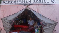 Hingga kini, pembangunan hunian sementara belum rampung sehingga para penyintas belum dapat direlokasi. ANTARA FOTO/Mega Tokan Hingga kini, pembangunan hunian sementara belum rampung sehingga para penyintas belum dapat direlokasi. ANTARA FOTO/Mega Tokan