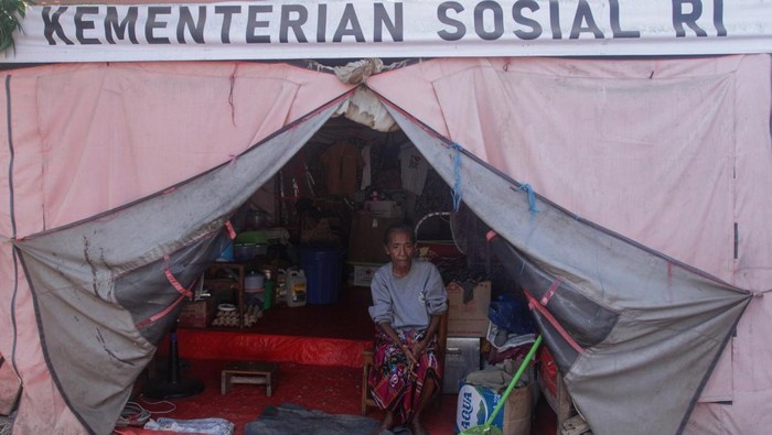 Setahun di Tenda, Pengungsi Lewotobi Belum Direlokasi Pengungsi bencana erupsi Gunung Lewotobi Laki-laki duduk di dalam tenda pengungsian Pos Lapangan Konga, Desa Konga, Flores Timur, Nusa Tenggara Timur, Rabu (22/10/2025). Sebanyak 1.229 warga penyintas bencana erupsi Gunung Lewotobi Laki-laki bertahan di tenda-tenda pengungsian selama hampir setahun terakhir di tiga titik karena pembangunan hunian sementara untuk mereka belum kunjung tuntas sehingga mereka belum bisa direlokasi ke tempat yang lebih layak. ANTARA FOTO/Mega Tokan/app/tom.