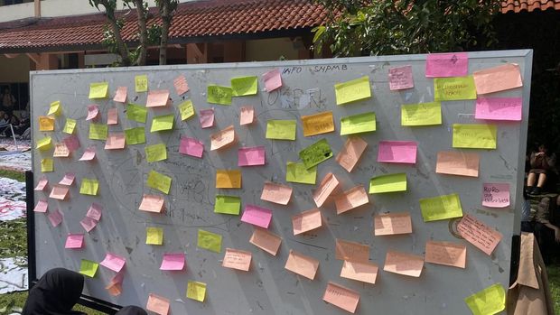 Siswa SMAN 11 Semarang demo di  dalam sekolah terkait kasus alumnus Chiko editfotocabul  pakai AI, Jumat (24/10/2025).
