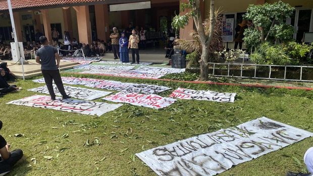 Siswa SMAN 11 Semarang demo di  dalam sekolah terkait kasus alumnus Chiko editfotocabul  pakai AI, Jumat (24/10/2025).