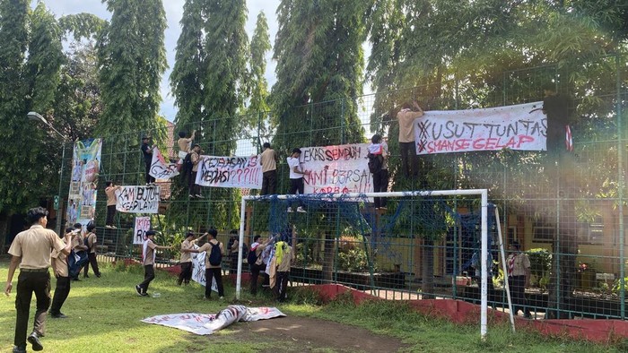 Siswa SMAN 11 Semarang demo di  dalam sekolah terkait kasus alumnus Chiko editfotocabul  pakai AI, Jumat (24/10/2025).