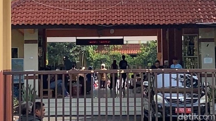 Siswa SMAN 11 Semarang menggelar aksi demo terkait kasus Chiko pengedit foto cabul, Jumat (24/10/2025).