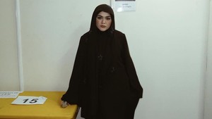 Tampilan Sivia dengan abaya bernuansa gelap. Foto: Instagram @siviazizah
