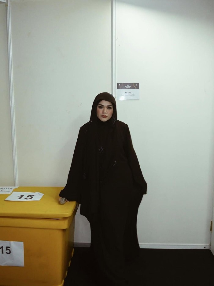 Outfit syar'i Sivia Azizah saat manggung.
