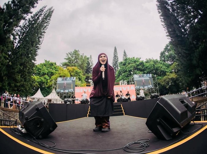 Sivia Azizah Outfit syar'i Sivia Azizah saat manggung.
