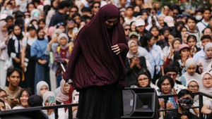 Sivia tetap skena dengan busana syari. Ini jadi salah satu contoh sekna syari yang modern dan stylish. Foto: Instagram @siviazizah