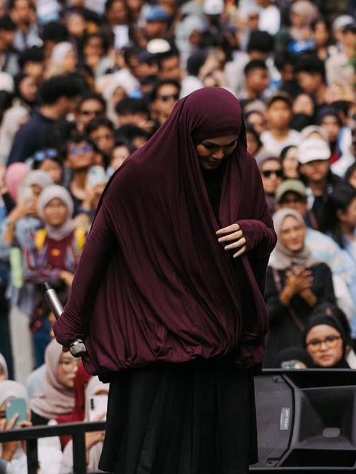 Outfit syar'i Sivia Azizah saat manggung.