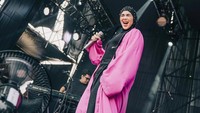 Lihatlah gaya Sivia memadukan outer berwarna pink terang dengan outiftnya yang serba hitam. Foto: Instagram @siviazizah @dzakify Lihatlah gaya Sivia memadukan outer berwarna pink terang dengan outiftnya yang serba hitam. Foto: Instagram @siviazizah @dzakify