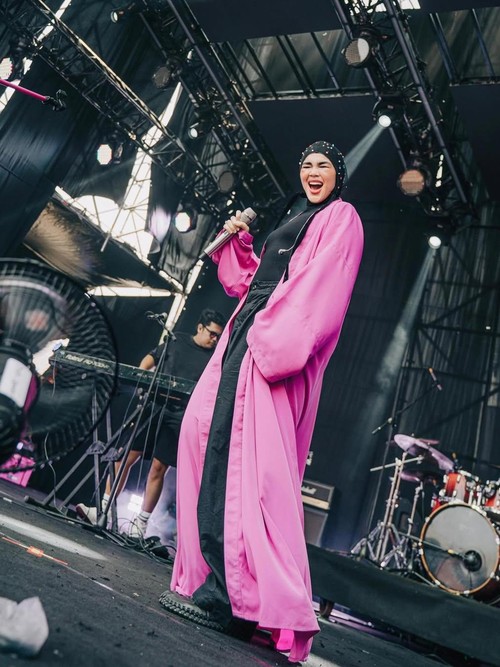 Outfit syar'i Sivia Azizah saat manggung.