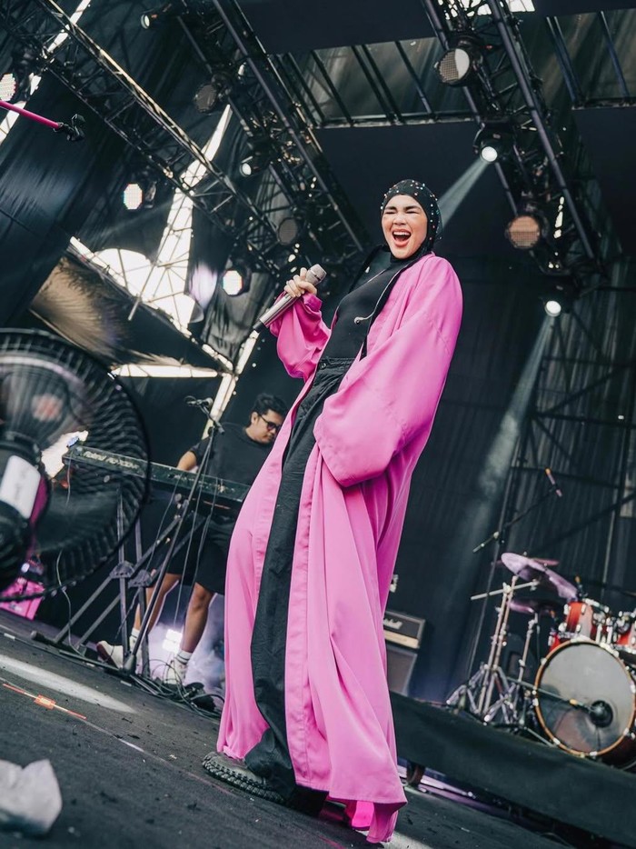 Outfit syar'i Sivia Azizah saat manggung.