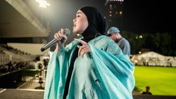Sivia Azizah Tetap Kece Pakai Abaya di Panggung