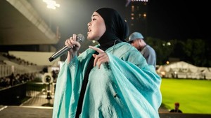 Sivia tampil dengan gaya abaya yang berbeda. #MakeAbayaGreatAgain selalu dia sematkan dalam foto-fotonya. Foto: Instagram @siviazizah