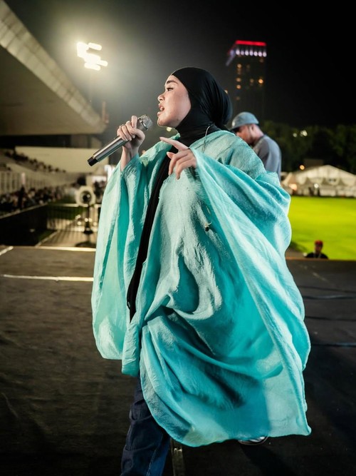 Outfit syar'i Sivia Azizah saat manggung.