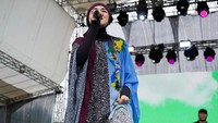 Percaya diri sudah pasti menjadi kunci untuk bisa berpenampilan stylish dan skena ala Sivia. Busana Sivia di atas panggung jadi inspirasi buat kaum Hawa. Berpenampilan tertutup dan syari tetap bisa terlihat keren. Foto: Instagram @siviazizah Percaya diri sudah pasti menjadi kunci untuk bisa berpenampilan stylish dan skena ala Sivia. Busana Sivia di atas panggung jadi inspirasi buat kaum Hawa. Berpenampilan tertutup dan syari tetap bisa terlihat keren. Foto: Instagram @siviazizah