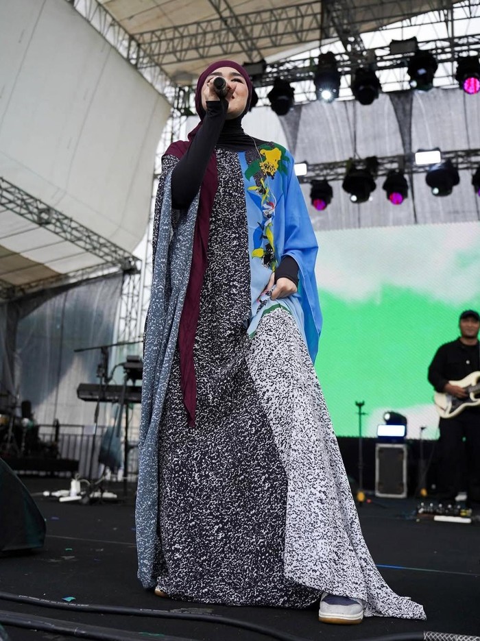 Sivia Azizah Outfit syar'i Sivia Azizah saat manggung.