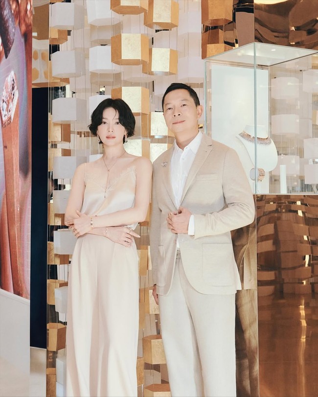 Song Hye Kyo tampil menawan dengan jumpsuit krem MICHAA, brand fashion Korea yang juga menunjuknya sebagai brand ambassador. Atasan itu dipadukan dengan celana berwarna senada. Foto: dok. Instagram @kyo1122