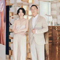 Song Hye Kyo tampil menawan dengan jumpsuit krem MICHAA, brand fashion Korea yang juga menunjuknya sebagai brand ambassador. Atasan itu dipadukan dengan celana berwarna senada. Foto: dok. Instagram @kyo1122