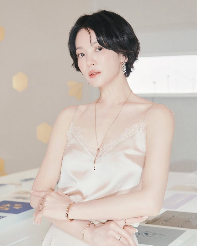 Song Hye Kyo kembali memukau publik dengan penampilannya berambut bondol. Bintang drama Korea The Glory itu tampak menghadiri acara eksklusif Chaumet bersama sederet idol KPop. Foto: dok. Instagram @kyo1122