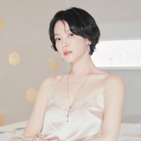 Song Hye Kyo kembali memukau publik dengan penampilannya berambut bondol. Bintang drama Korea The Glory itu tampak menghadiri acara eksklusif Chaumet bersama sederet idol KPop. Foto: dok. Instagram @kyo1122