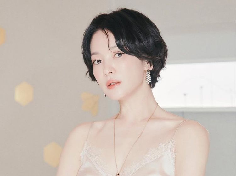 7 Gaya Song Hye Kyo Makin Memesona dengan Rambut Bondol, Tampil Elegan