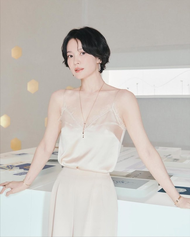 Totalitas demi peran. Song Hye Kyo rela memotong rambutnya untuk mempersiapkan syuting drama Korea Netflix, Show Business yang dibintanginya bersama Gong Yoo. Drama itu akan mengikuti kisah cinta mereka sebagai sahabat kecil yang terjun ke industri musik bersama. Foto: dok. Instagram @kyo1122