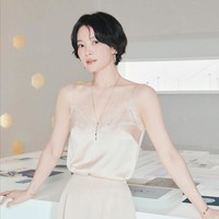 Totalitas demi peran. Song Hye Kyo rela memotong rambutnya untuk mempersiapkan syuting drama Korea Netflix, Show Business yang dibintanginya bersama Gong Yoo. Drama itu akan mengikuti kisah cinta mereka sebagai sahabat kecil yang terjun ke industri musik bersama. Foto: dok. Instagram @kyo1122
