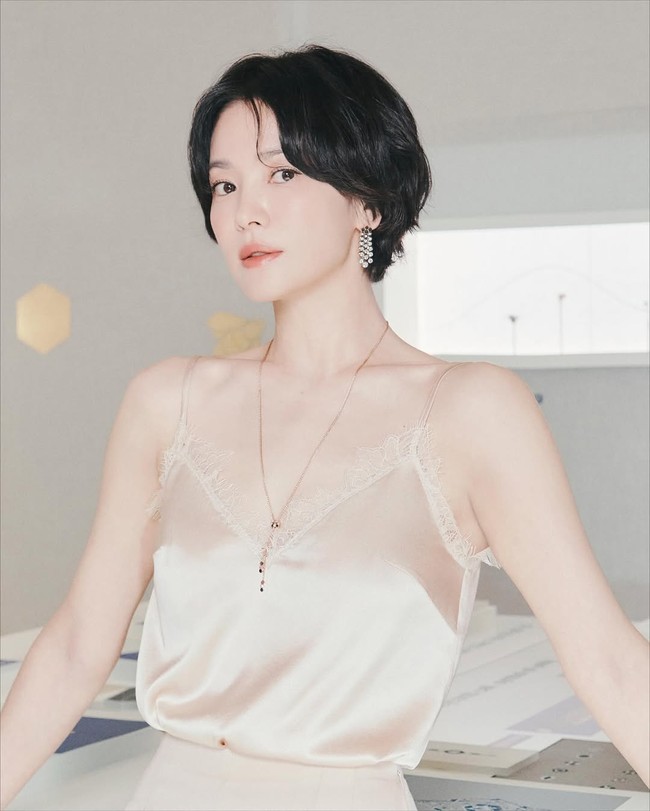 Rambut bondol yang kini menjadi ciri khas baru Song Hye Kyo membuat penampilannya terlihat semakin fresh, sekaligus memancarkan aura elegan. Foto: dok. Instagram @kyo1122