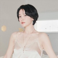 Rambut bondol yang kini menjadi ciri khas baru Song Hye Kyo membuat penampilannya terlihat semakin fresh, sekaligus memancarkan aura elegan. Foto: dok. Instagram @kyo1122