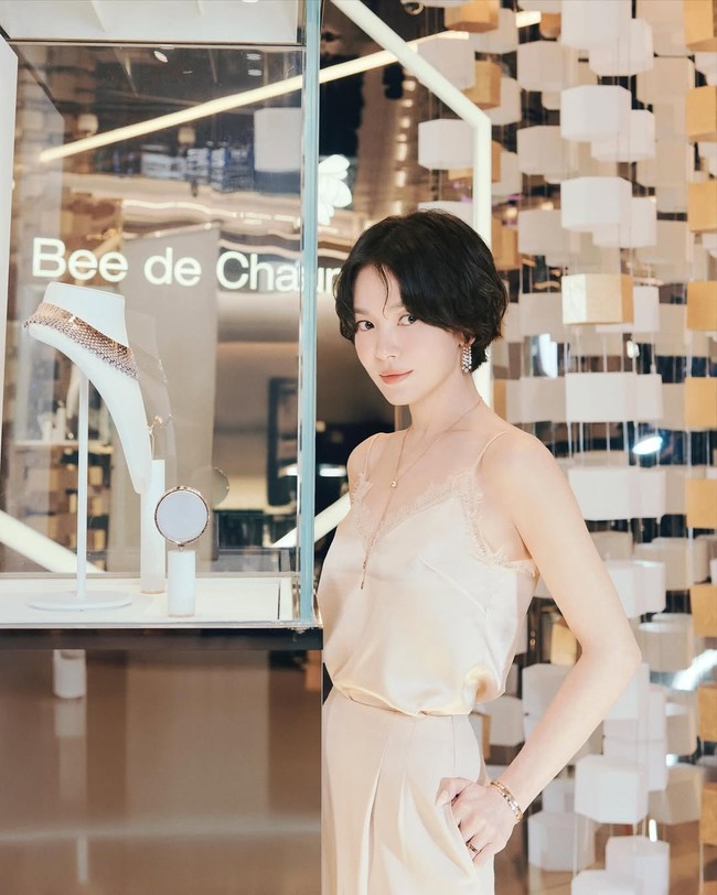 Dalam kesempatan itu, seluruh tamu undangan tampil memukau memakai busana putih dengan sentuhan emas, dari koleksi perhiasan Bee de Chaumet. Foto: dok. Instagram @kyo1122