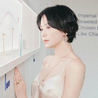 Bicara mengenai artis Korea awet muda tentu tidak lengkap tanpa menyebut Song Hye Kyo. Dalam berbagai kesempatan, aktris ‘DarkNuns’ itu sering memamerkan pesona alaminya bahkan saat tampil minim makeup. Wanita yang sering disebut ikon kecantikan Korea tersebut membuktikan dirinya selalu menawan bahkan dengan penampilan ‘ekstrem’ sekalipun, seperti gaya rambut mangkok. Foto: dok. Instagram @kyo1122