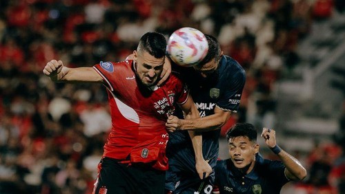 Striker Bali United, Boris Kopitovic (jersei merah) beradu bola di udara dengan pemain Persita Tangerang di Stadion Kapten I Wayan Dipta, Gianyar dalam Liga 1 musim 2024/2025.