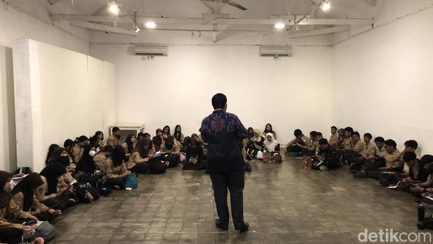 Suasana para pelajar asyik membaca di perpustakaan keliling BIMO di JNM Block Jogja, Jumat (24/10/2025). Suasana para pelajar asyik membaca di perpustakaan keliling BIMO di JNM Block Jogja, Jumat (24/10/2025).